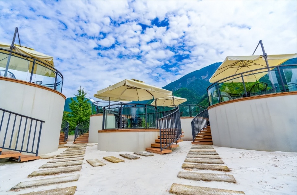 99地址:绵竹市清平镇棋盘村(棋盘部落)96订房电话:0838-60107773