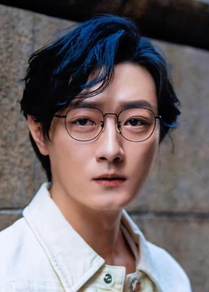 在2020年,还没有爆火的苏小玎就曾被拍到跟董璇牵手,两人疑似因戏生情