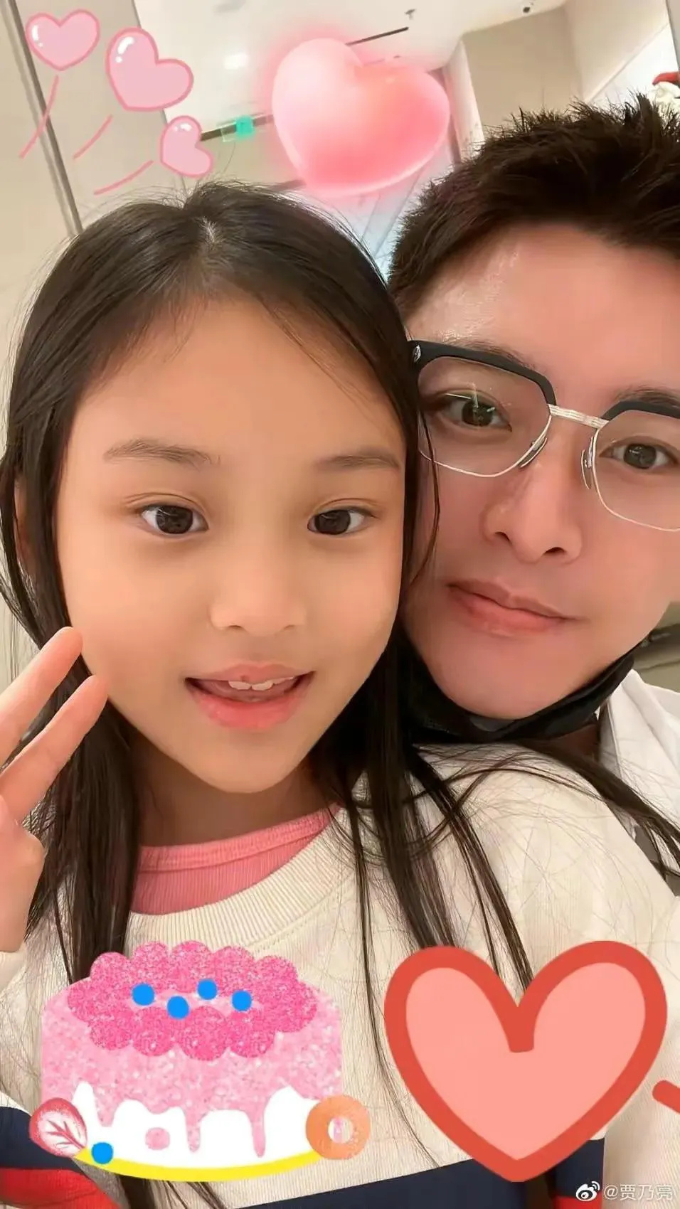 贾乃亮40岁生日,甜馨送奖杯认证最好爸爸,父女模样似复制粘贴