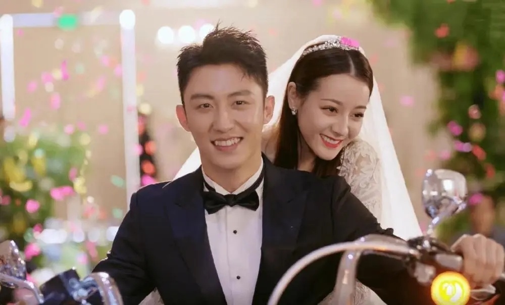 出黄景瑜和迪丽热巴疑似隐婚生子,随后王雨馨在直播间爆料两人结婚了