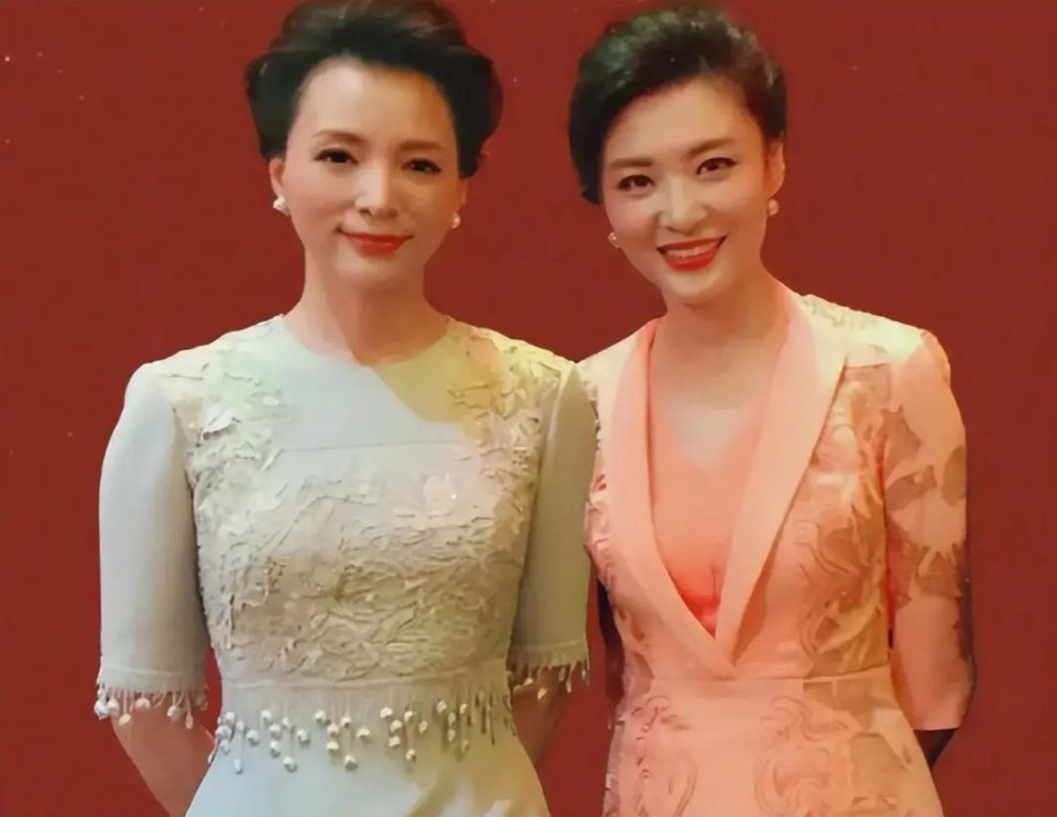 董卿回归主持《朗读者》大受欢迎,她还向周涛炫耀10岁的儿子_腾讯新闻