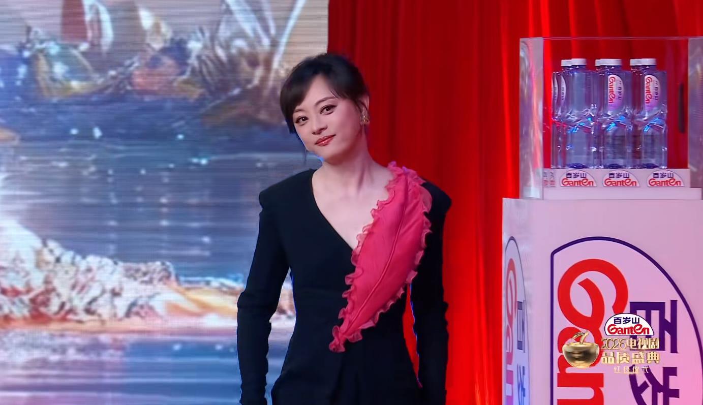 孫儷換新髮型顏值回春！穿黑色高叉長裙亮相紅毯，自曝鄧超羨慕戲裡的老公