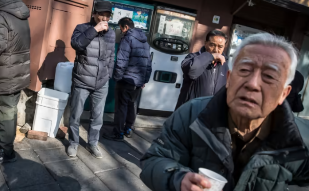 韩国老人“工作至死”太惨！干保洁、搬砖头，无奈提供“性服务”kissabc英语如何购买2023已更新(今日/新华网)