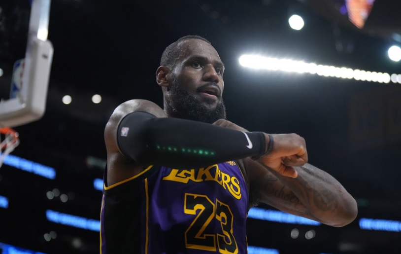 詹姆斯24115提前投降抱怨裁判吃t赛后第一时间沮丧离场