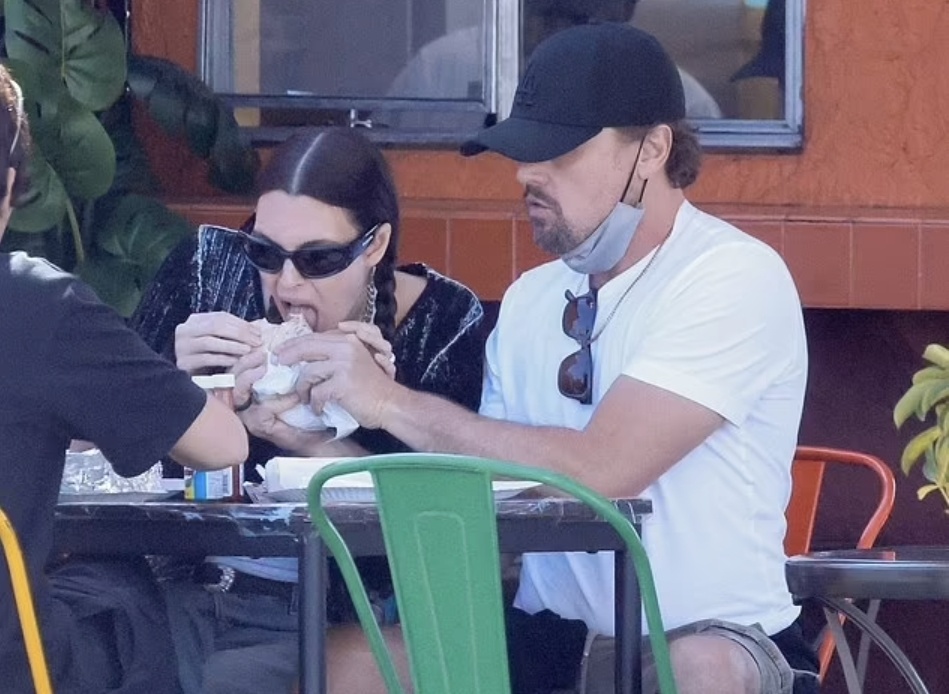 莱昂纳多与25岁新女友感情升温,互相投喂超恩爱,无名