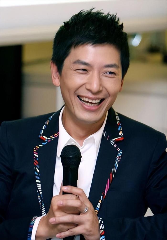 还记得那个唱红《阿莲》的戴军吗?52岁的他无儿无女孤寡至今