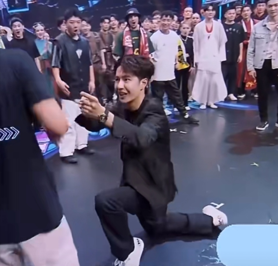 王一博单膝跪地戴帽是有仪式感的行为表达对场合与参与者尊重和感激