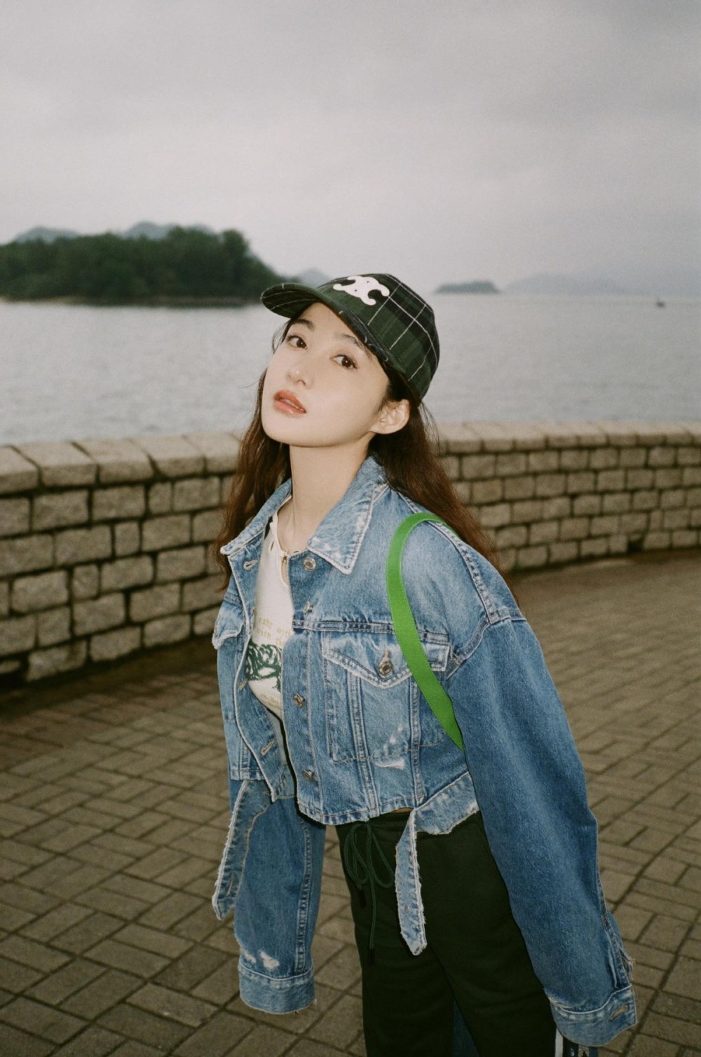 孙嘉璐荡秋千笑容纯真,牛仔风穿搭甜酷俏皮,治愈力max_腾讯新闻