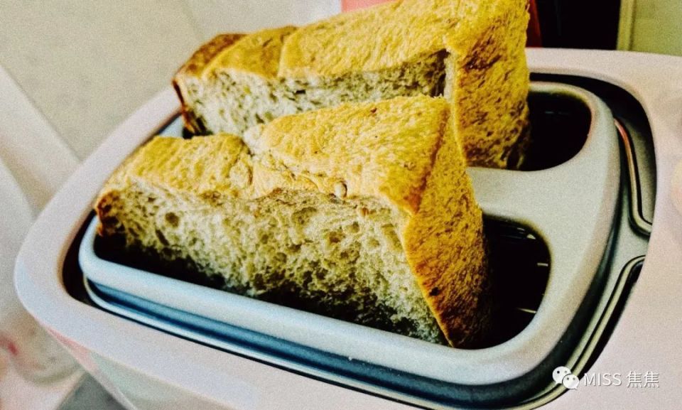 今日早餐牛油果酱半熟蛋开面三明治