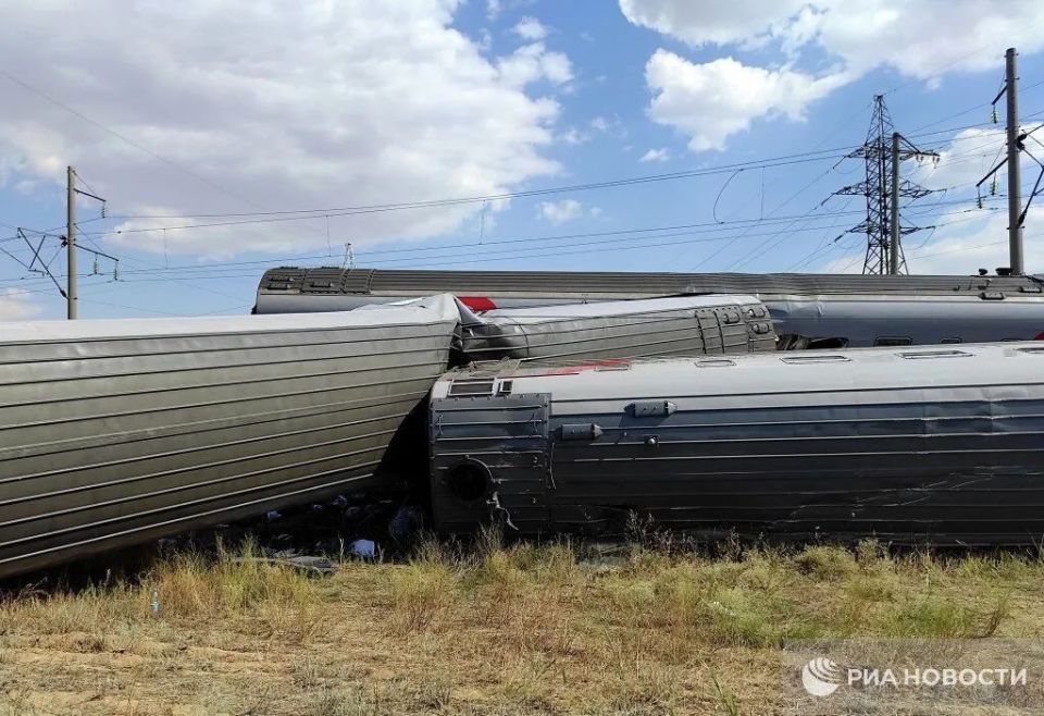突发!俄罗斯一货车撞上火车,致9节车厢脱轨,140人受伤