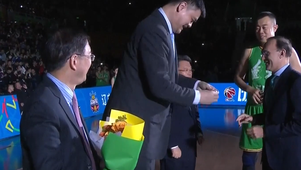 姚明颁发总冠军戒指 现场升起第三面旗帜 杨鸣缺席_腾讯新闻