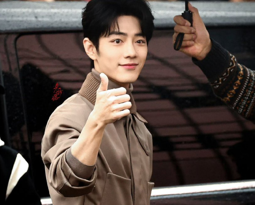 肖战米兰看秀人气爆棚,压轴入场坐总裁旁边,各大媒体争抢拍照_腾讯