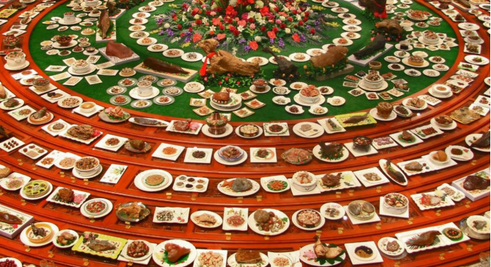 "满汉全席"一词可能是我们大多数人对清王朝皇家御膳的最直接的了解与