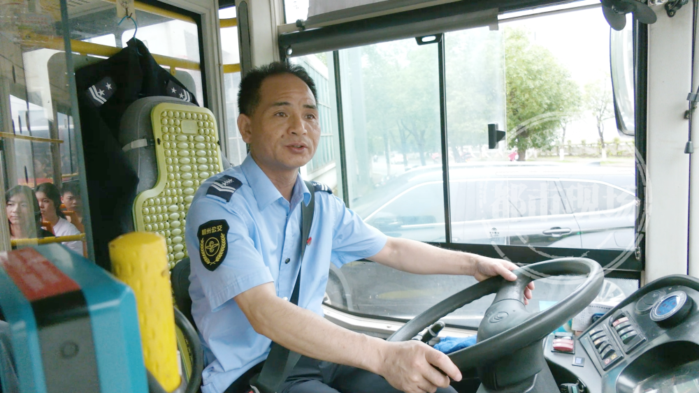 爱心送考司机 朱作荣:这是去章贡中学的3号车,不要上错车了!