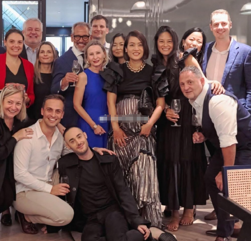 恭喜43岁香港千亿富三代诞下5胎抱宝宝参加名流聚会稳站c位