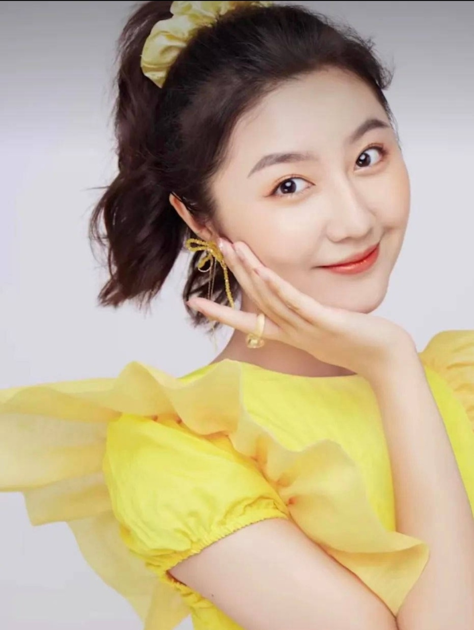 童星高君雨确诊脑瘤,病房剃光头准备开颅手术,曾为考研熬夜读书_腾讯