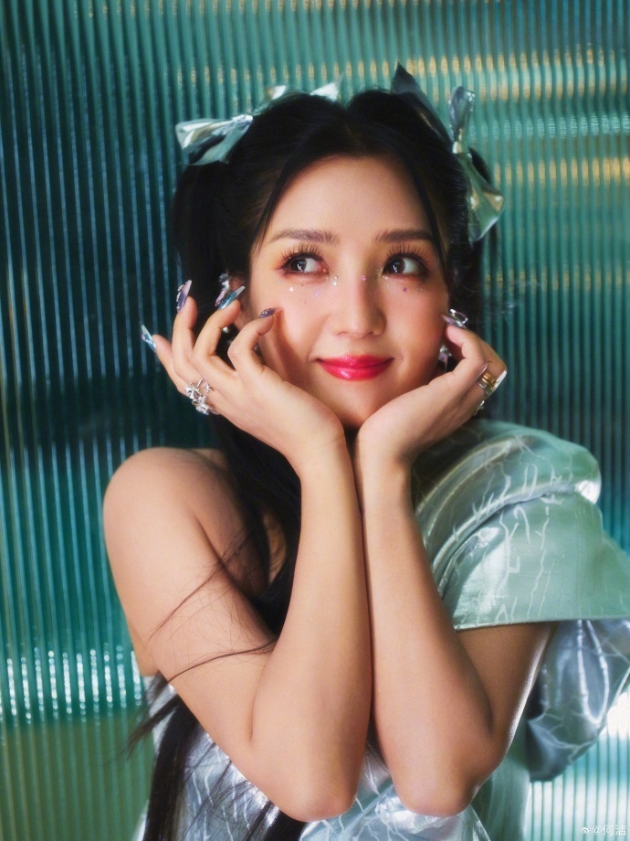 38岁何洁晒近照,双马尾配多巴胺穿搭,显瘦又可爱美到不敢认