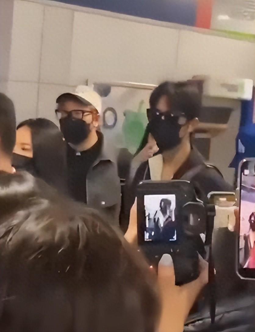 也造成了机场通道堵塞,肖战一旁的保镖尽力地保护他不被碰撞到,助理则