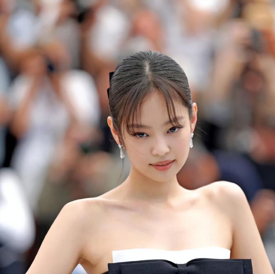 当时在演唱会上,她的着装造型就引发了很多