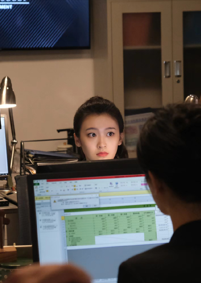 扮演者包晨希是00后,小清新美女一枚,剧中看着娇小,其实身高也有168cm