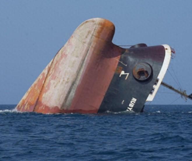 英船沉没画面曝光,胡塞再开战果,美国船员殒命,印度海军来救援_腾讯