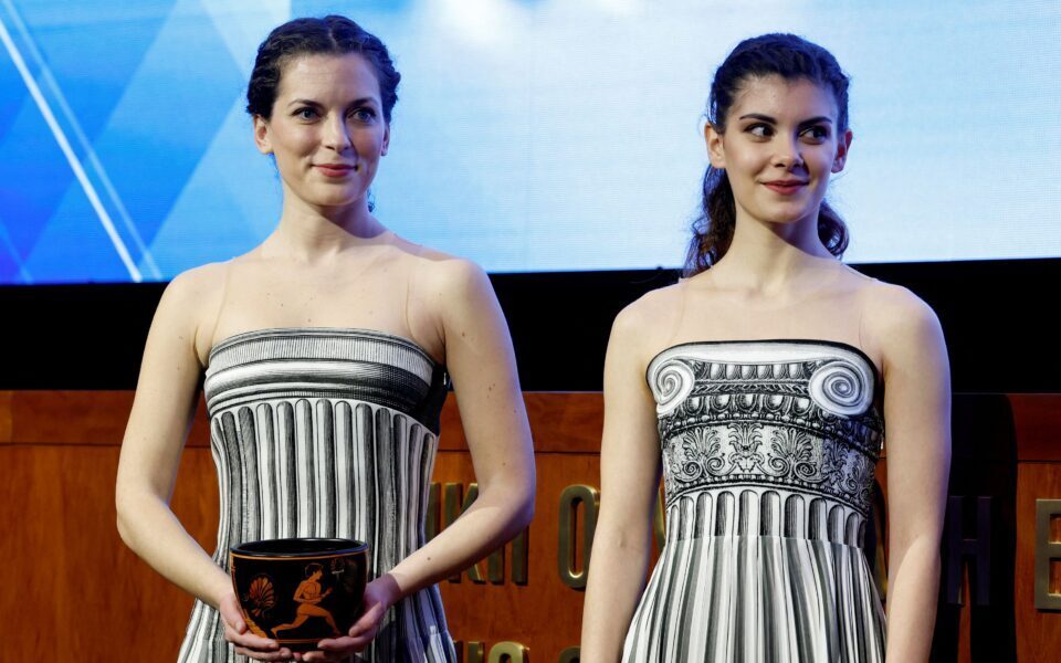 赵露思担任巴黎奥运火炬手,中国有两位,真实科普:为什么是她?