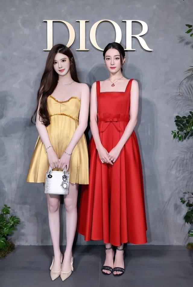 芮妮的这张合影中,热巴却变成了脸部略显僵硬又没什么辨识度的女明星