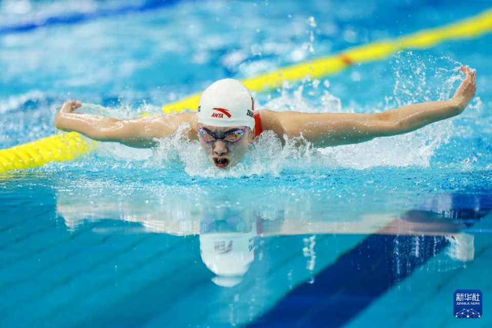 游泳冠军赛:张雨霏女子100蝶夺金,携手余依婷锁定奥运资格