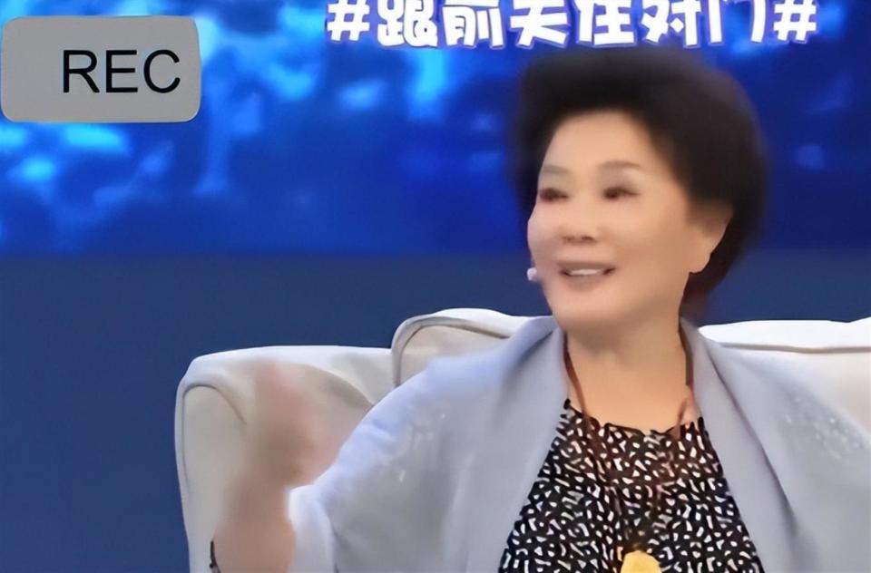 国家一级演员杨青：离婚23年与前夫住对门，参加前婆婆葬礼关系好_腾讯新闻