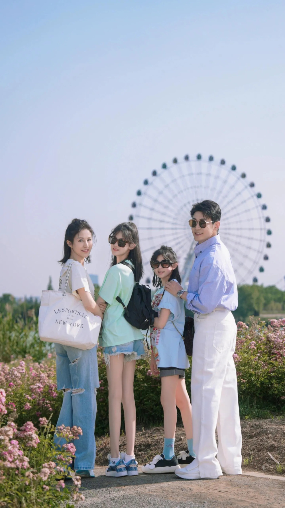 鲍蕾晒一家四口出游,同框颜值太养眼,俩女儿十足漫画腿走进现实