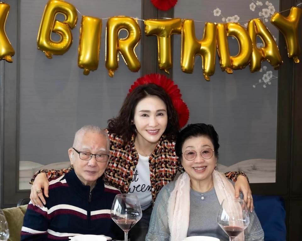 黎姿和老公马廷强为爸爸庆生全家福温馨满满父女同框好有爱