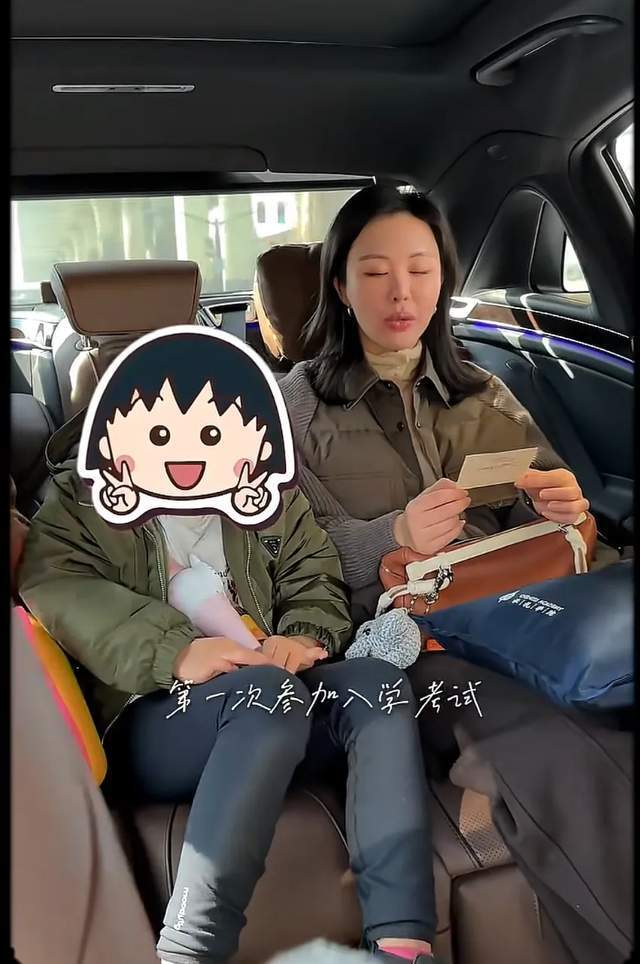田朴珺母女现身丹麦街头，身材纤瘦，女儿脸圆圆的，打扮很淑女范_腾讯新闻