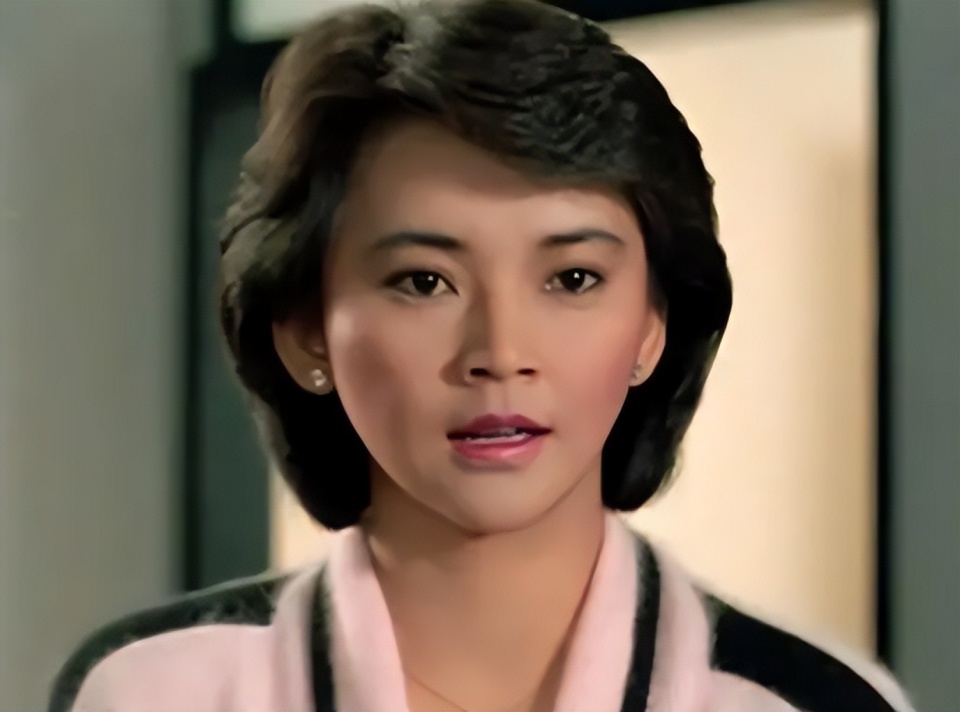 尽管她不是练武出身的,但凭借着后天的努力,她在《夏日福星》,《霸王