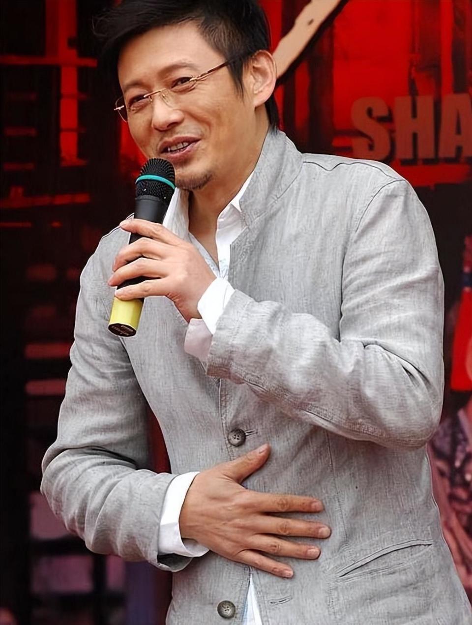 和董卿同居6年,曾是央视最帅主持,程前怎么成阴柔"老太太"?