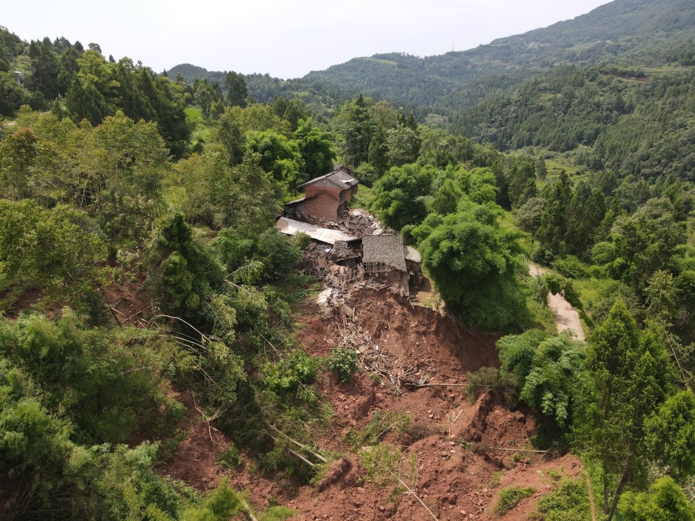 达州市达川区石桥镇天棚寨村发生山体滑坡