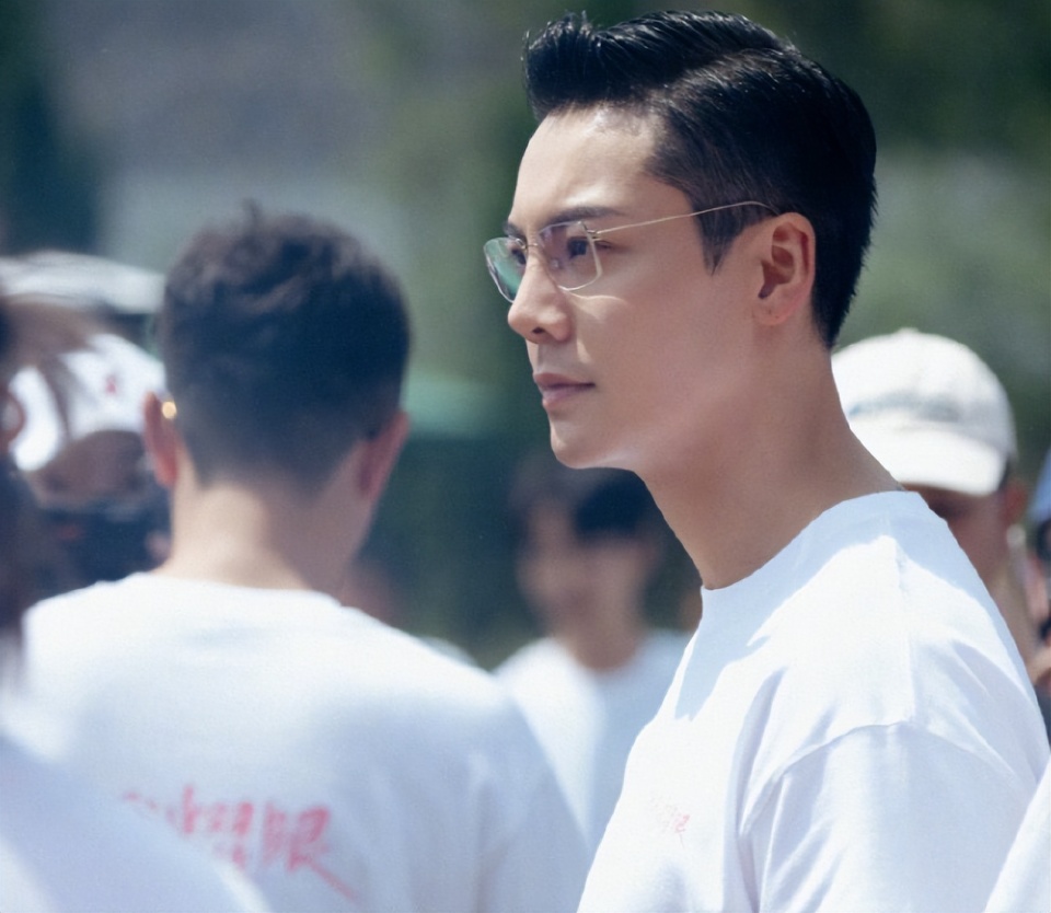 陈伟霆给赵露思做二番,却不敌网传邓为给迪丽热巴做二番争议大?