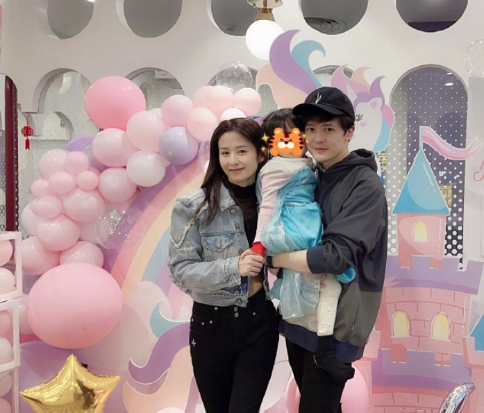 颖儿新年首秀幸福,付辛博肩扛女儿,小月亮戴假发露出侧脸像妈妈_腾讯