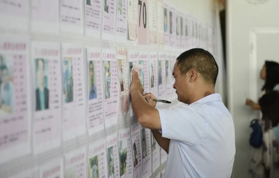 县城媒婆,带找不到对象的男性跨省相亲 | 谷雨