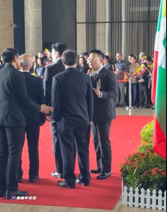 泰国议员阿努颂在上议院议长欢迎敏昂莱时呼喊和平口号，被警方带走_腾讯新闻