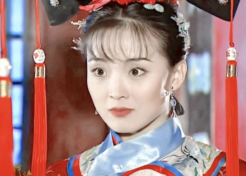52岁王艳在自家楼顶摘石榴 穿着好清爽 马尾显年轻
