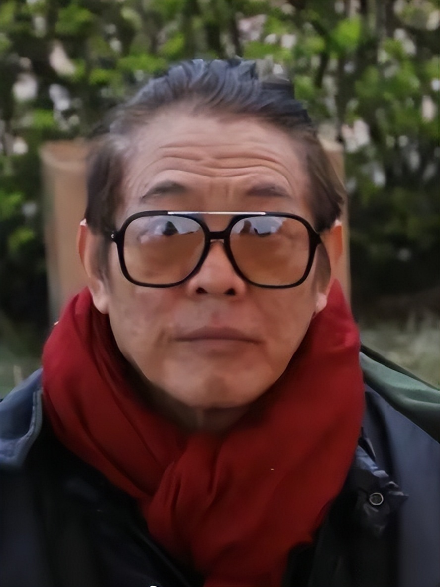 李连杰近照曝光,扎小辫,满脸黑色老年斑,老得差点认不出来_腾讯新闻