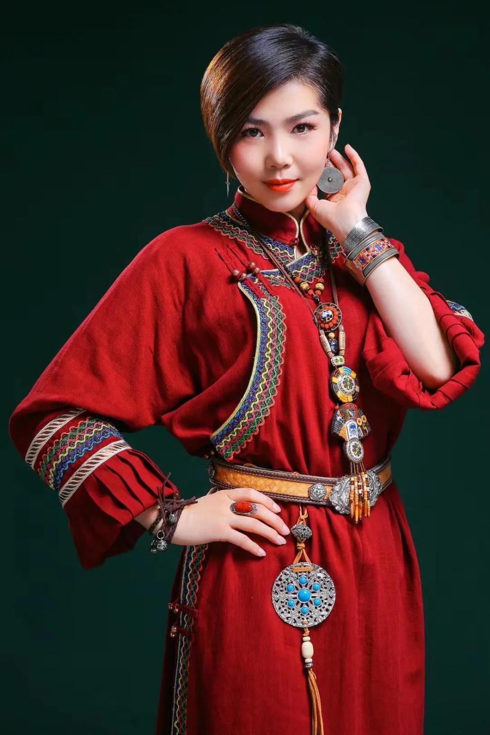 蒙古包美女歌曲《歌在飞》走红背后,是贫寒坎坷和丈夫无私的爱插图3