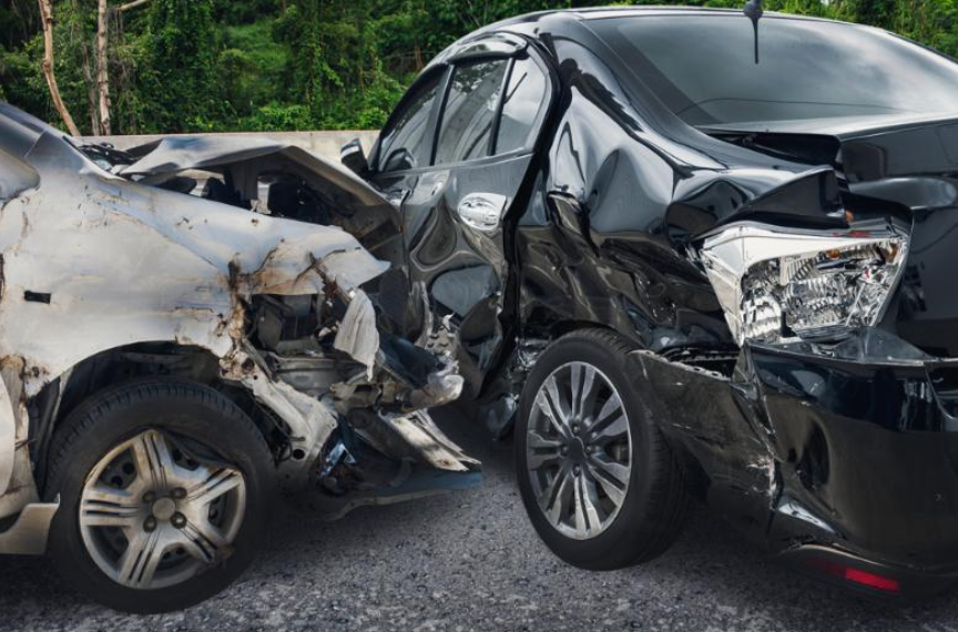 从曝光的画面来看,车祸现场相当惨烈,两辆车的车身严重变形,凹陷.