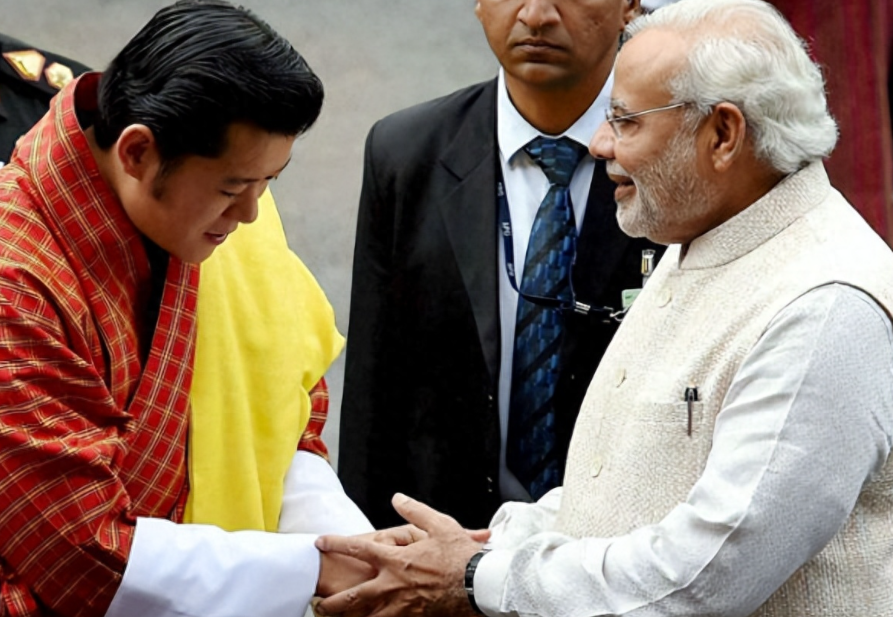 比如在马尔代夫总统穆伊兹在去年实现访华,回去之后立即要求印度从