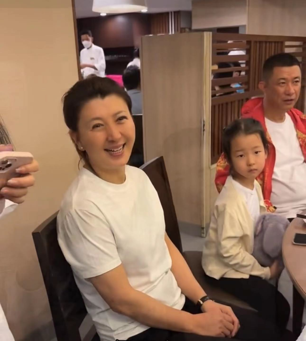 闫学晶一家三口在泰国接地气,二婚老公肚腩突出,5岁女儿似爸爸_腾讯