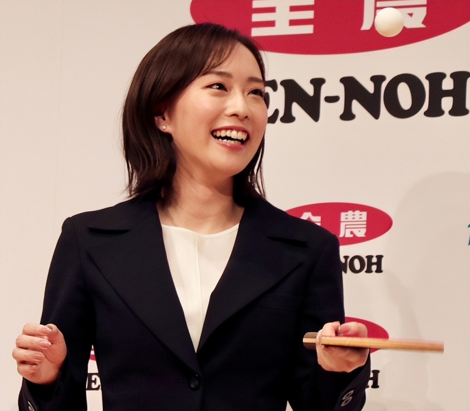 石川佳纯亮相奥运村!前日乒一姐找到新工作,拿话筒采访早田希娜