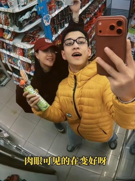 李嘉格一家近况曝光！清迈度假，她偷拍25岁男友泡澡，太甜蜜了_腾讯新闻