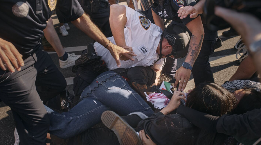 纽约一博物馆"沦陷",示威者爬上屋顶抗议以色列,警察被打惨了