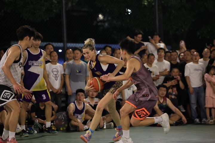 浙江温岭:俄罗斯姑娘乡村篮球场打球引热潮