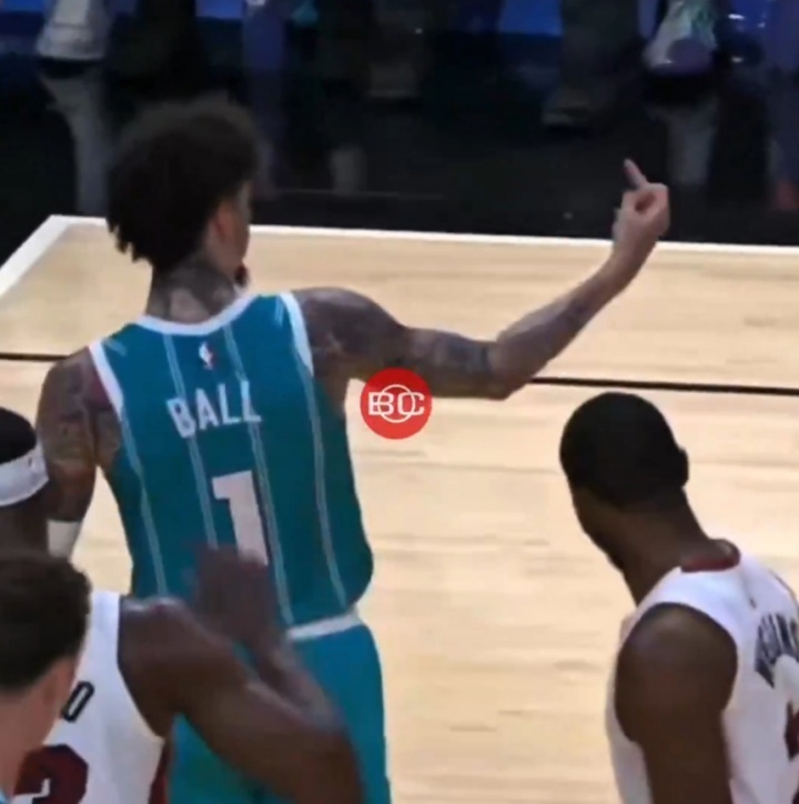 新赛季常规赛首笔罚单：鲍尔不满判罚对裁判竖中指 被罚3.5万美金